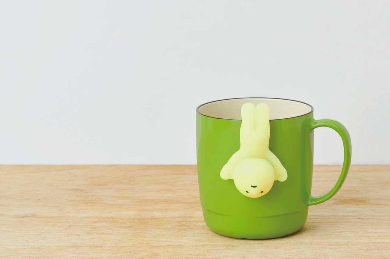 figurine smiski avec tasse verte