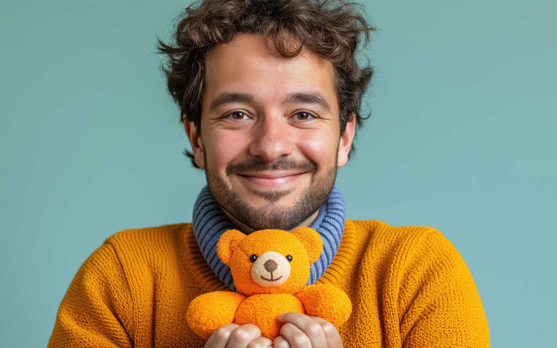 Homme avec sa peluche adulte