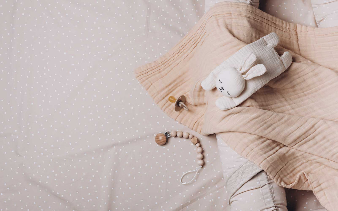 doudou sur lit de bébé 