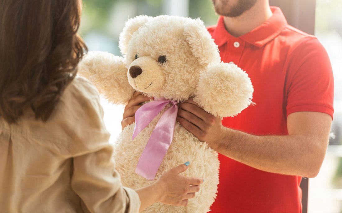 Homme qui offre à sa copine un doudou
