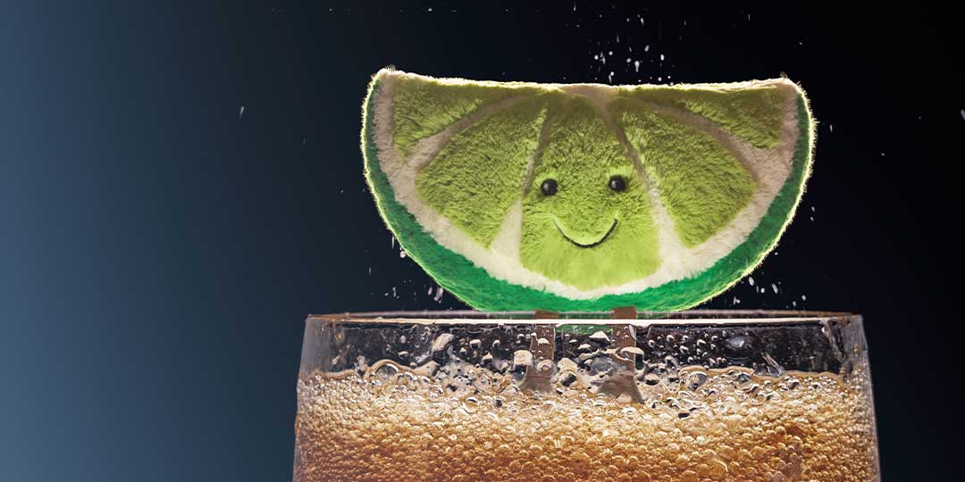 peluche originale - peluche citron sur un verre de soda