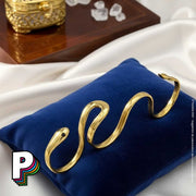 Bague serpent dorée 4 en 1 sur un coussin bleu