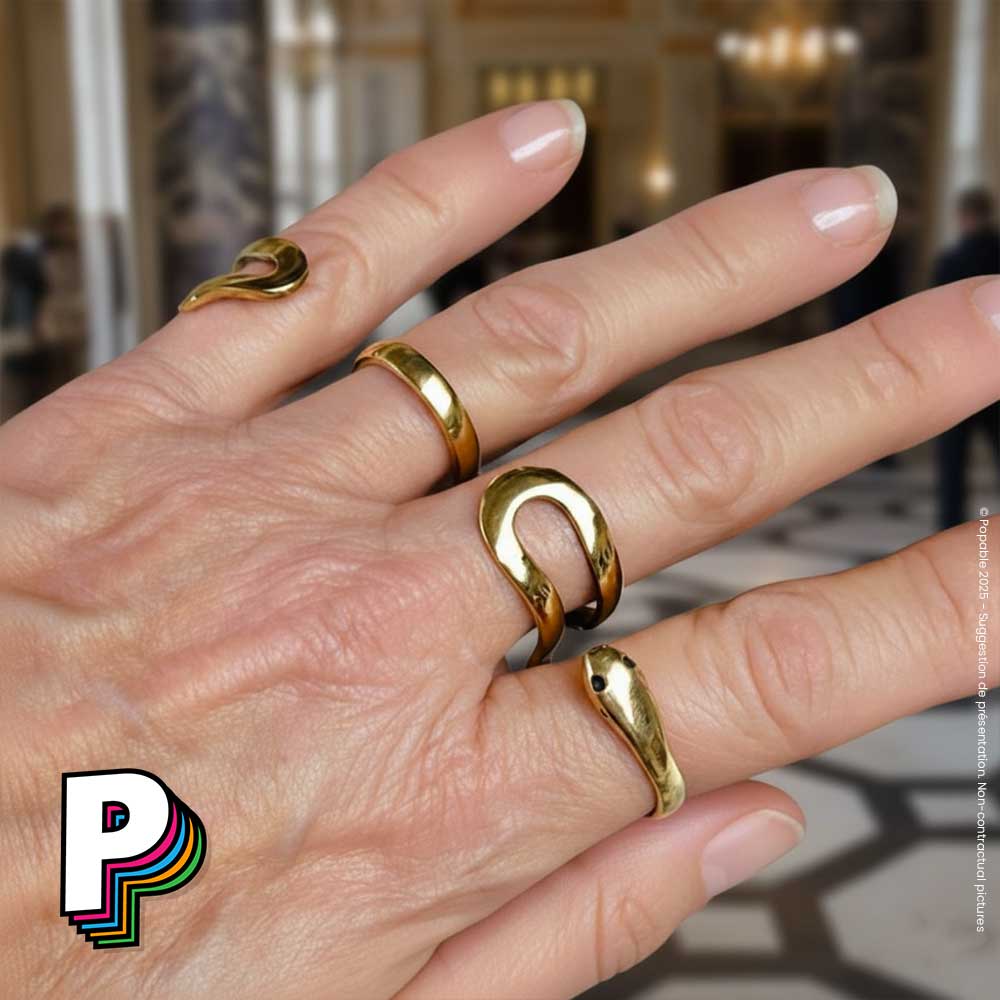 Bague serpent dorée 4 en 1 sur les 4 doigts d'une femme
