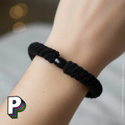 Chouchou & Bracelet 2 en 1 en velours noir velvet de Kknekki sur poignet