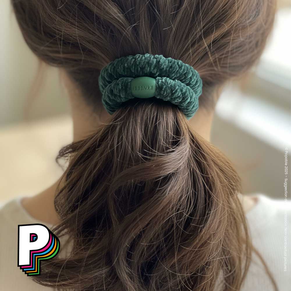 Chouchou & Bracelet 2 en 1 en velours vert Velvet de Kknekki dans cheveux