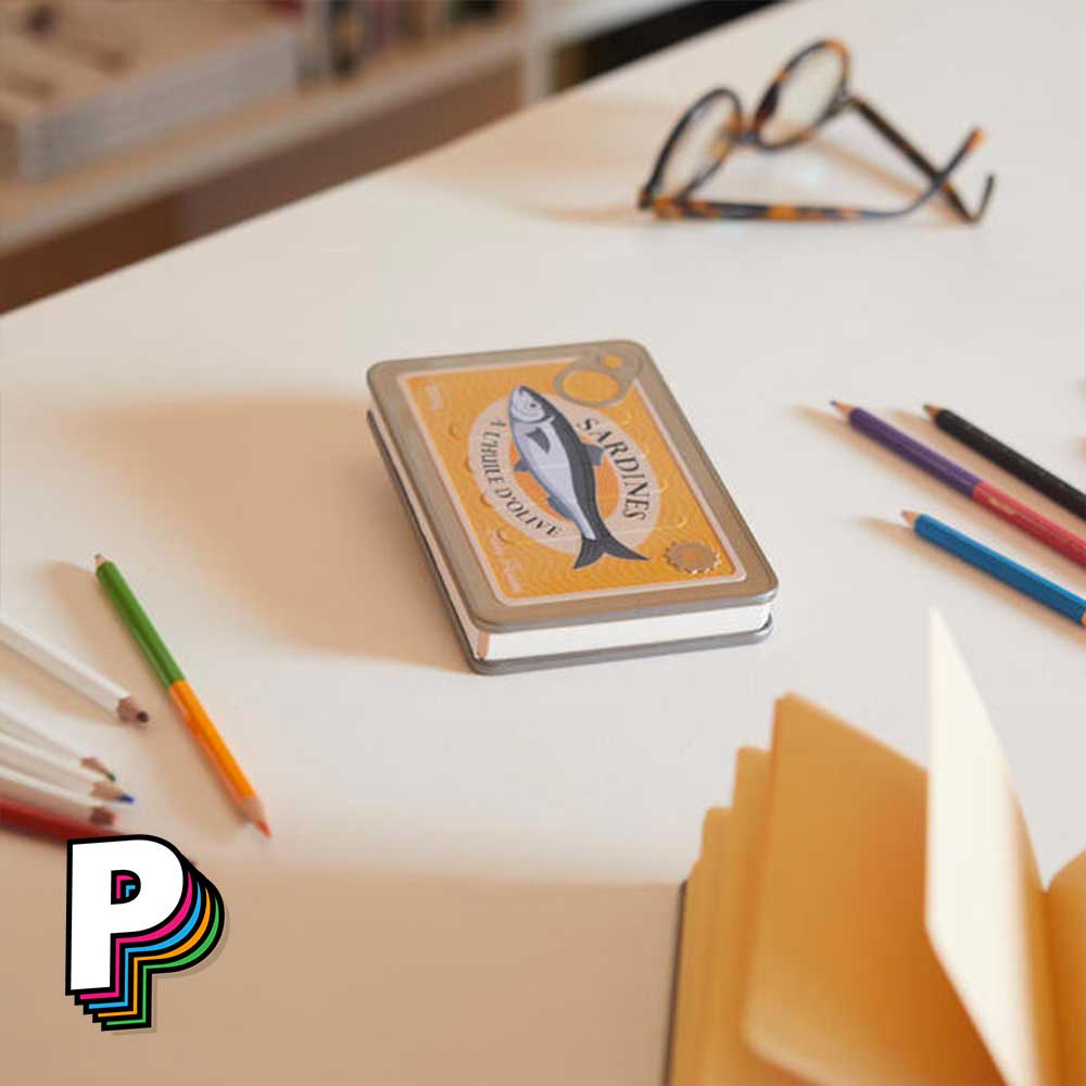 Carnet en forme de boîte de sardines conserverie avec pages jaunes sur bureau