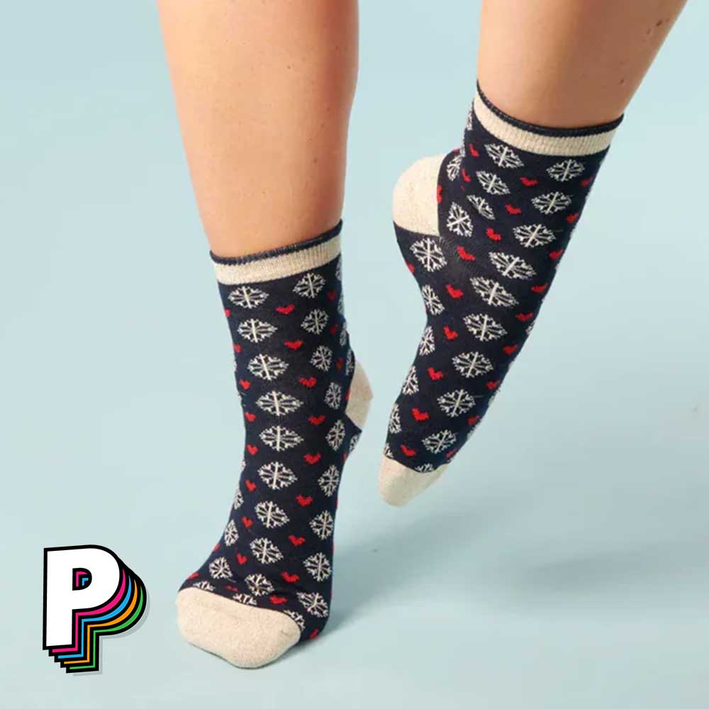 Chaussettes Flocons Coeurs – Emeline et Matthieu – Cabaïa sur des pieds de femme