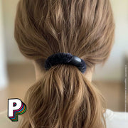 Chouchou & Bracelet 2 en 1 en velours indigo Velvet de Kknekki dans cheveux