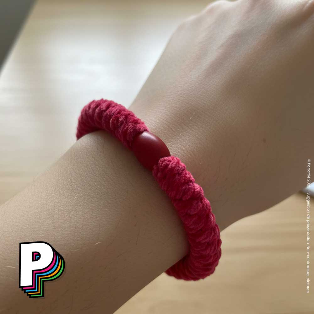 Chouchou & Bracelet 2 en 1 en velours rouge Velvet de Kknekki sur poignet