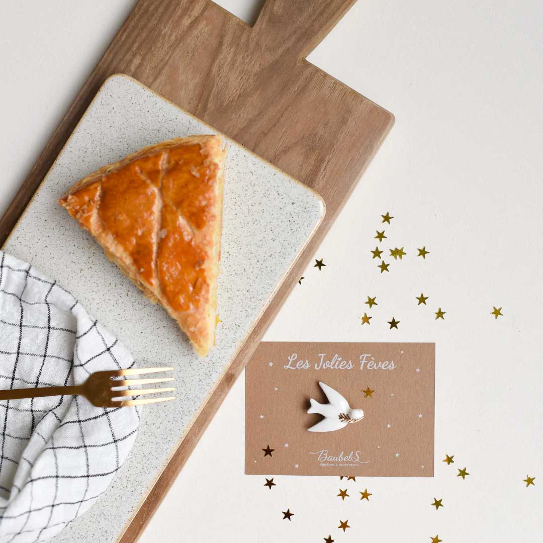 Fève en porcelaine colombe blanche de Baubels avec packaging