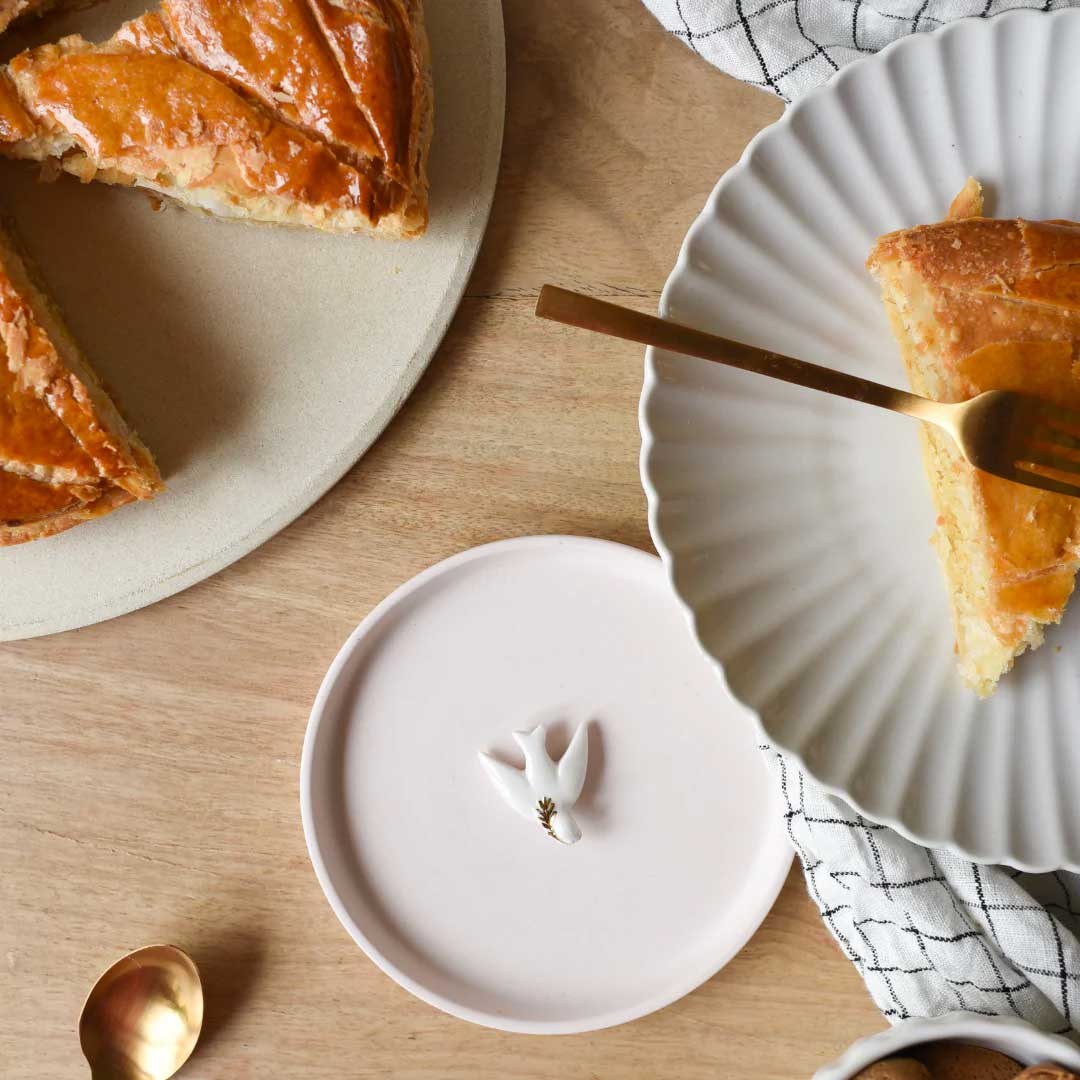 Fève en porcelaine colombe blanche de Baubels avec galette des rois
