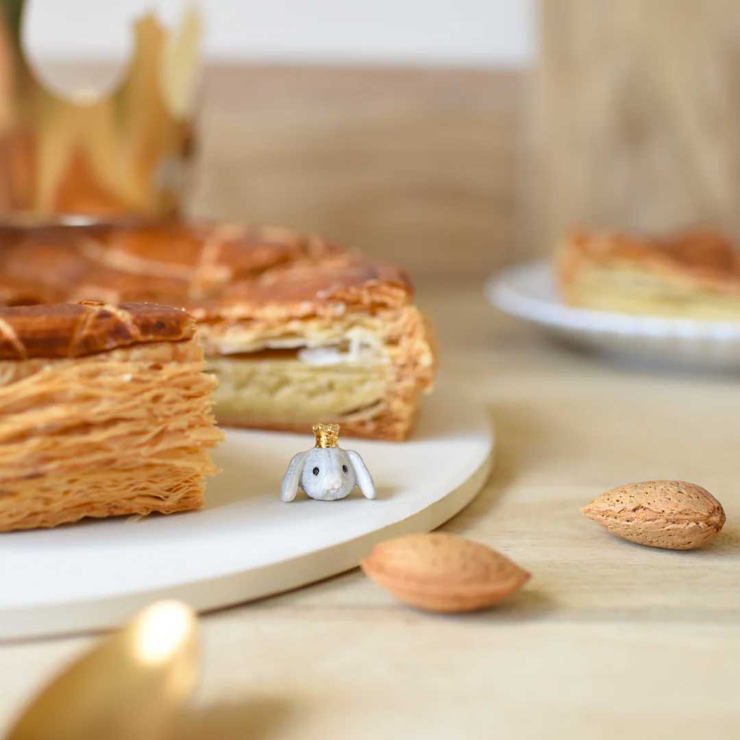 Fève lapin avec couronne dorée de Baubels et frangipane