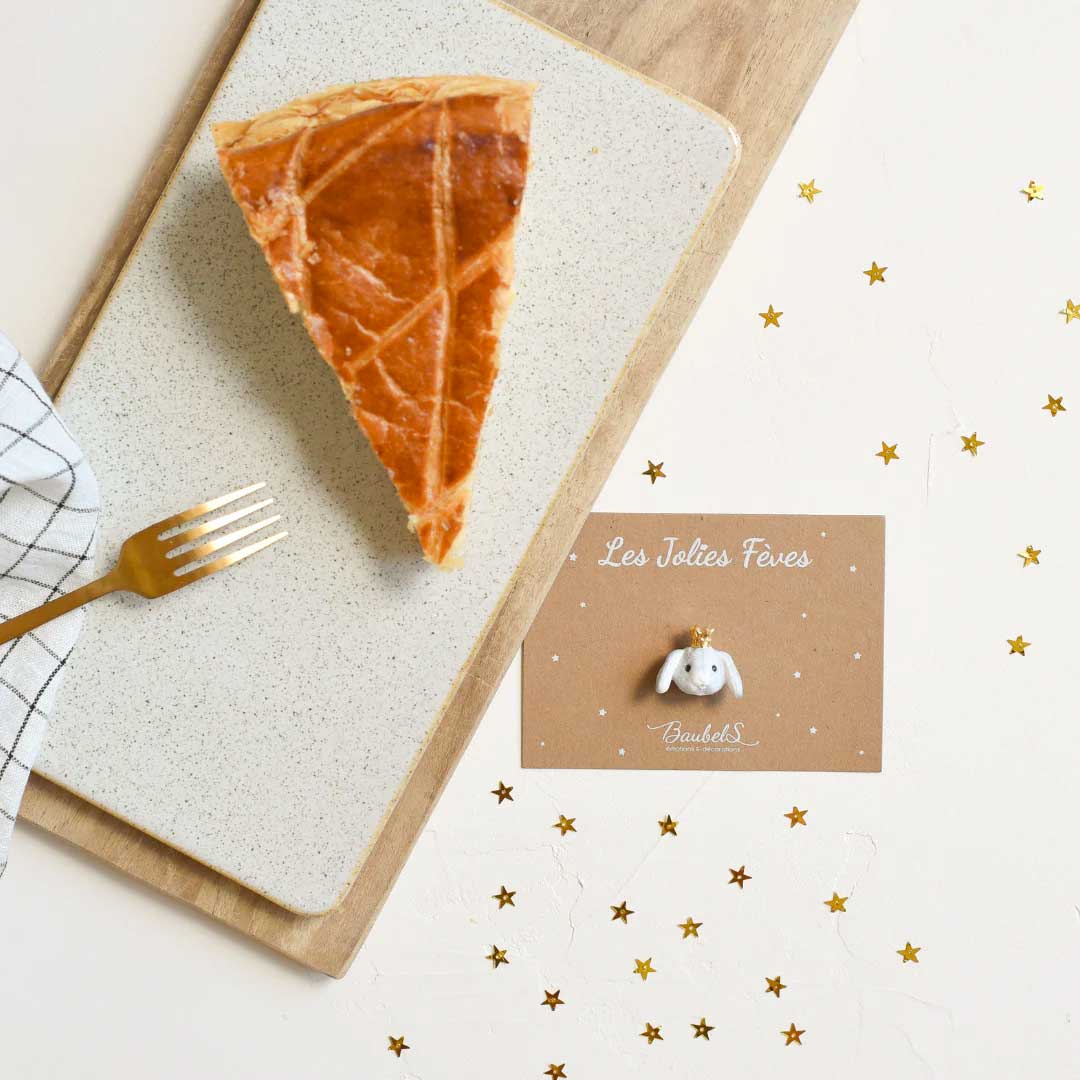 Fève lapin avec couronne dorée de Baubels avec packaging