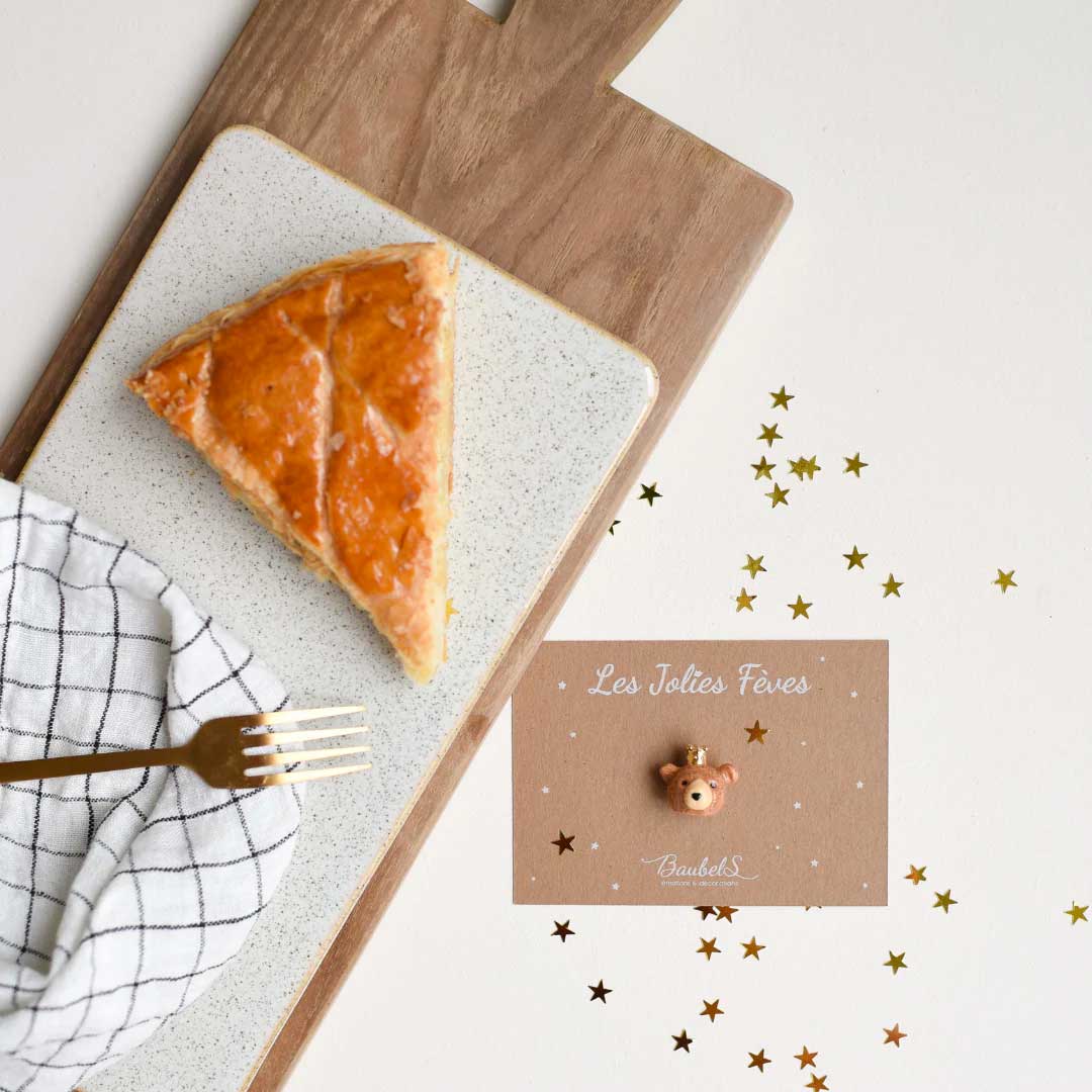 Fève ours avec couronne dorée de Baubels dans packaging