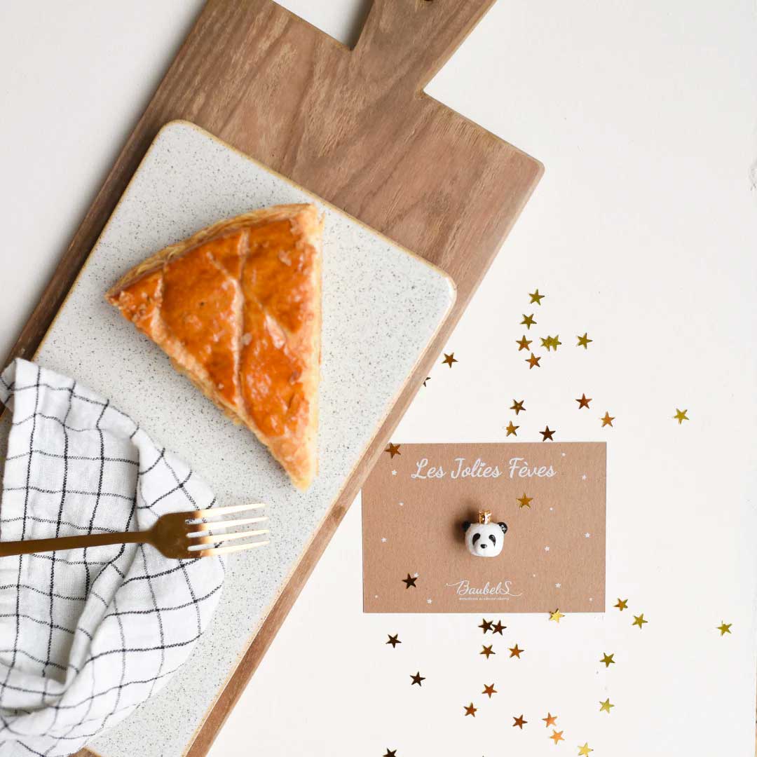 Fève panda avec couronne dorée de Baubels avec packaging
