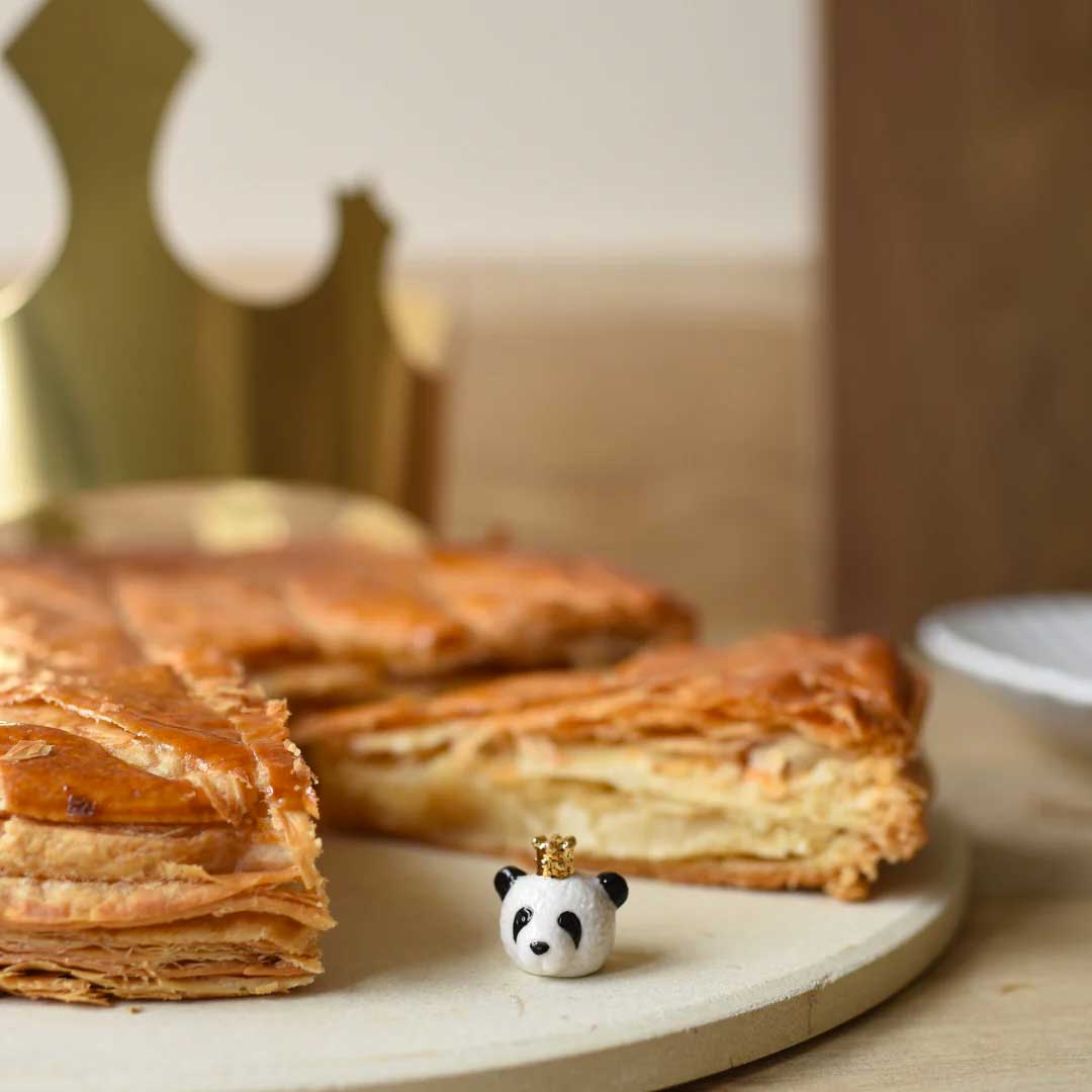 Fève panda avec couronne dorée de Baubels avec galette des rois