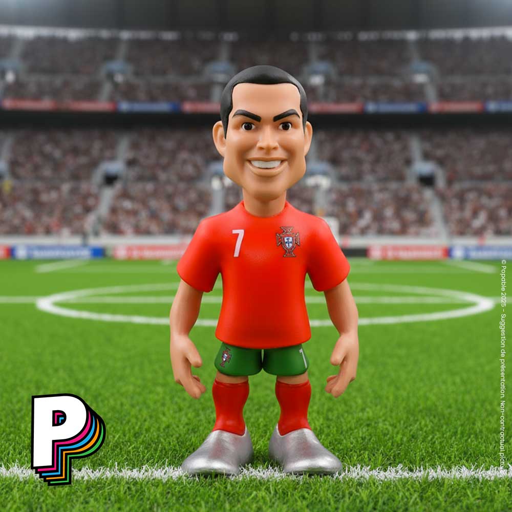 Figurine Cristiano Ronaldo au Portugal de Minix sur un terrain de foot