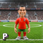 Figurine Cristiano Ronaldo au Portugal de Minix sur un terrain de foot