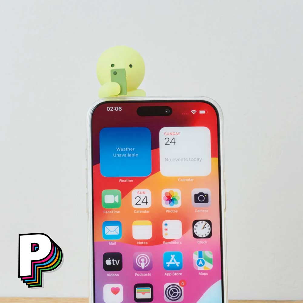 Figurine Smiski Hippers avec son smartphone