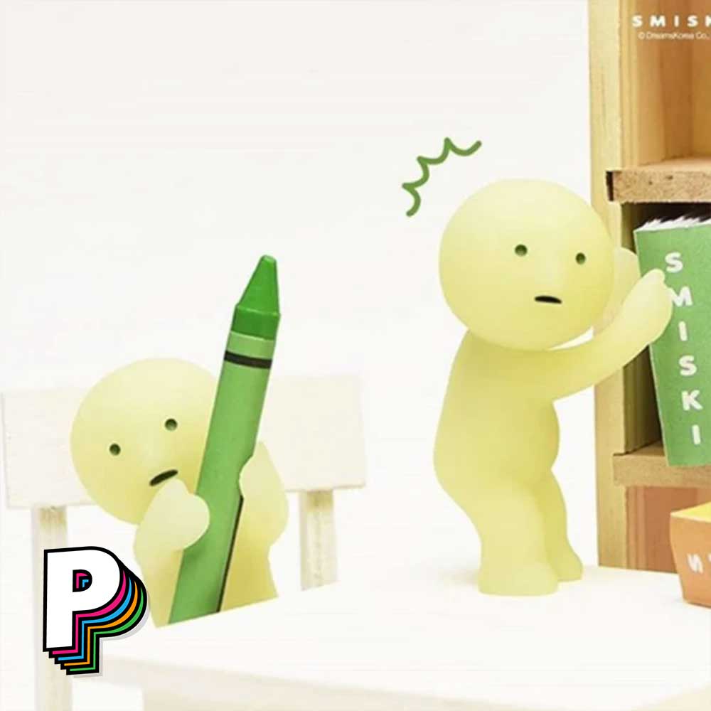 Figurine Smiski Living Room Blind Box repose crayon et entrain de prendre livre