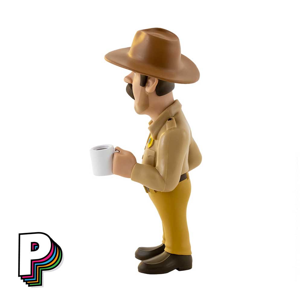 Figurine Shérif Jim Hopper avec sa tasse Stranger Things de Minix de côté