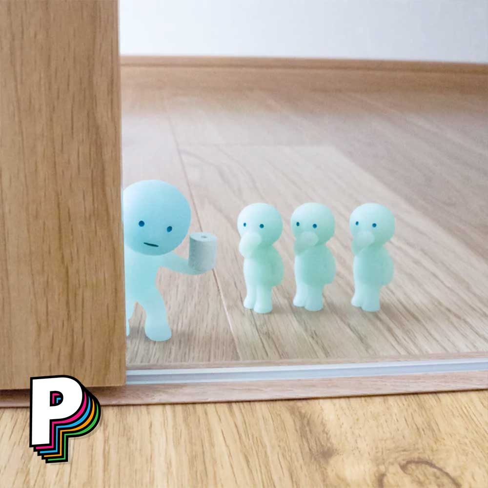 Figurine Smiski Toilet WC Blind Box se dirigeant vers des toilettes