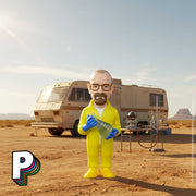 Figurine Walter White Heisenberg avec combinaison jaune de Breaking Bad dans scène culte Breaking bad avec camping car