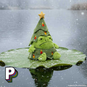 Peluche grenouille sapin de Noël Ricky Rain Frog de Jellycat sur nénuphar avec neige de noel 