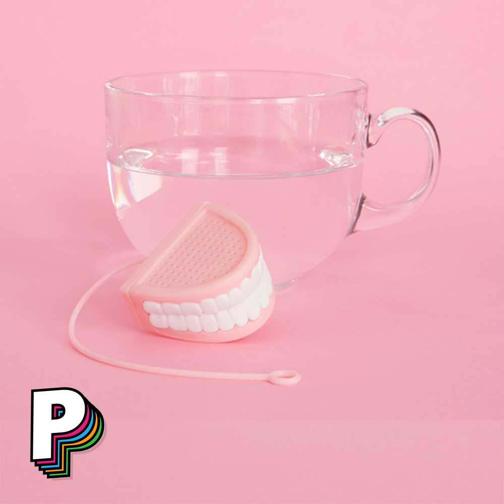 Infuseur thé dentier rose et blanc en silicone avec tasse d'eau
