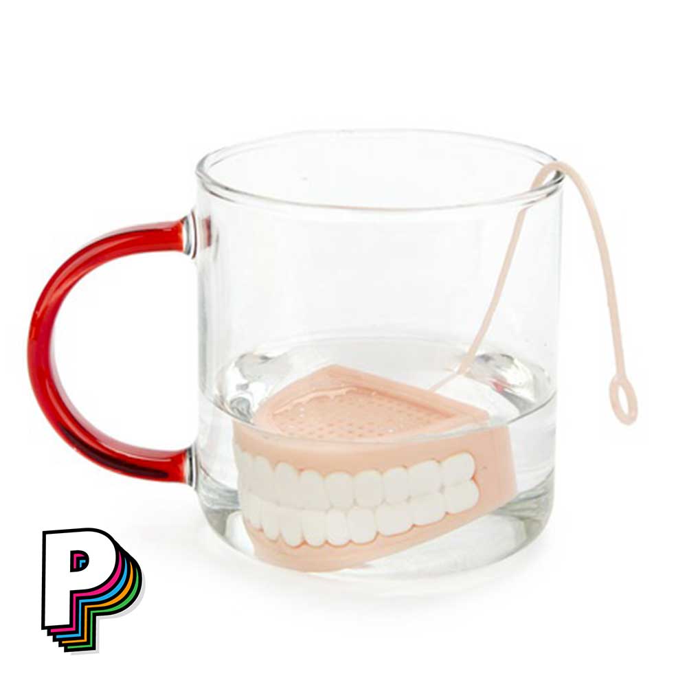 Infuseur thé dentier rose et blanc en silicone dans tasse