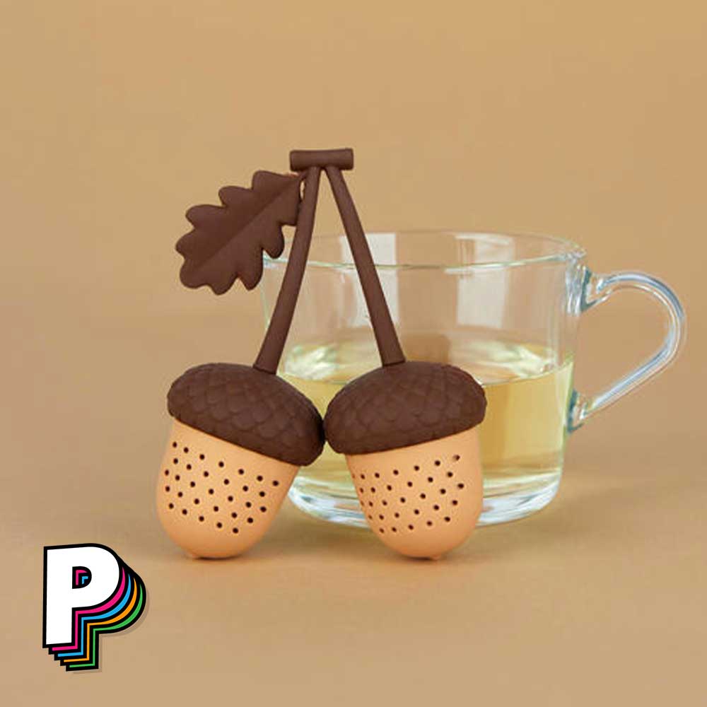 Infuseur thé duo Glands en silicone devant tasse thé