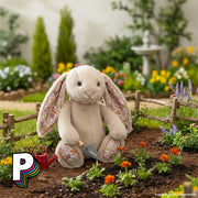 Peluche lapin beige Blossom de Jellycat (2 tailles) dans son jardin
