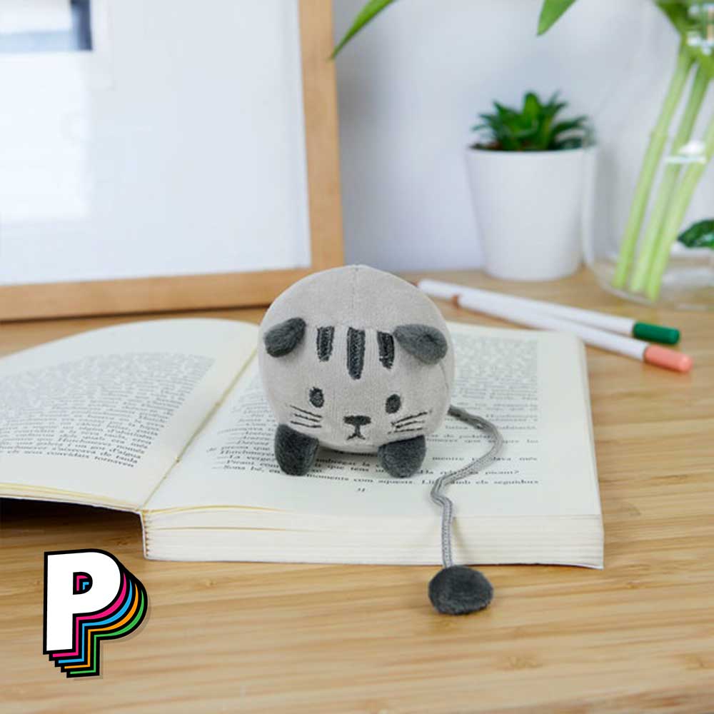 Marque-page peluche chat gris Fluffy Kitty sur un livre pour se souvenir de la page