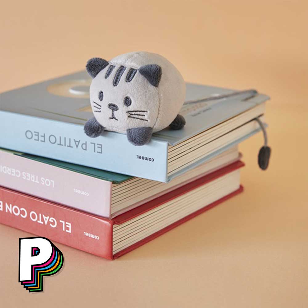 Marque-page peluche chat gris Fluffy Kitty sur un livre