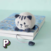 Marque-page peluche chat gris Fluffy Kitty avec sa queue pour marquer la page 