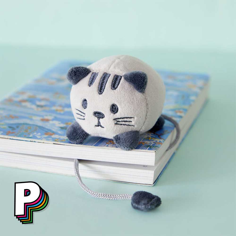 Marque-page peluche chat gris Fluffy Kitty avec sa queue pour marquer la page 