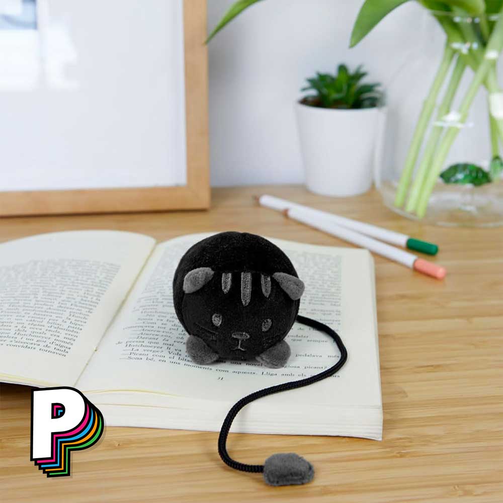Marque-page peluche chat noir Fluffy Kitty sur une page.