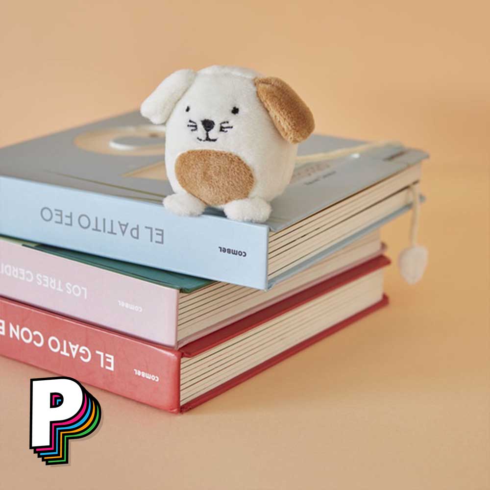 Marque-page peluche chien blanc Fluffy woof sur livre avec sa longue queue