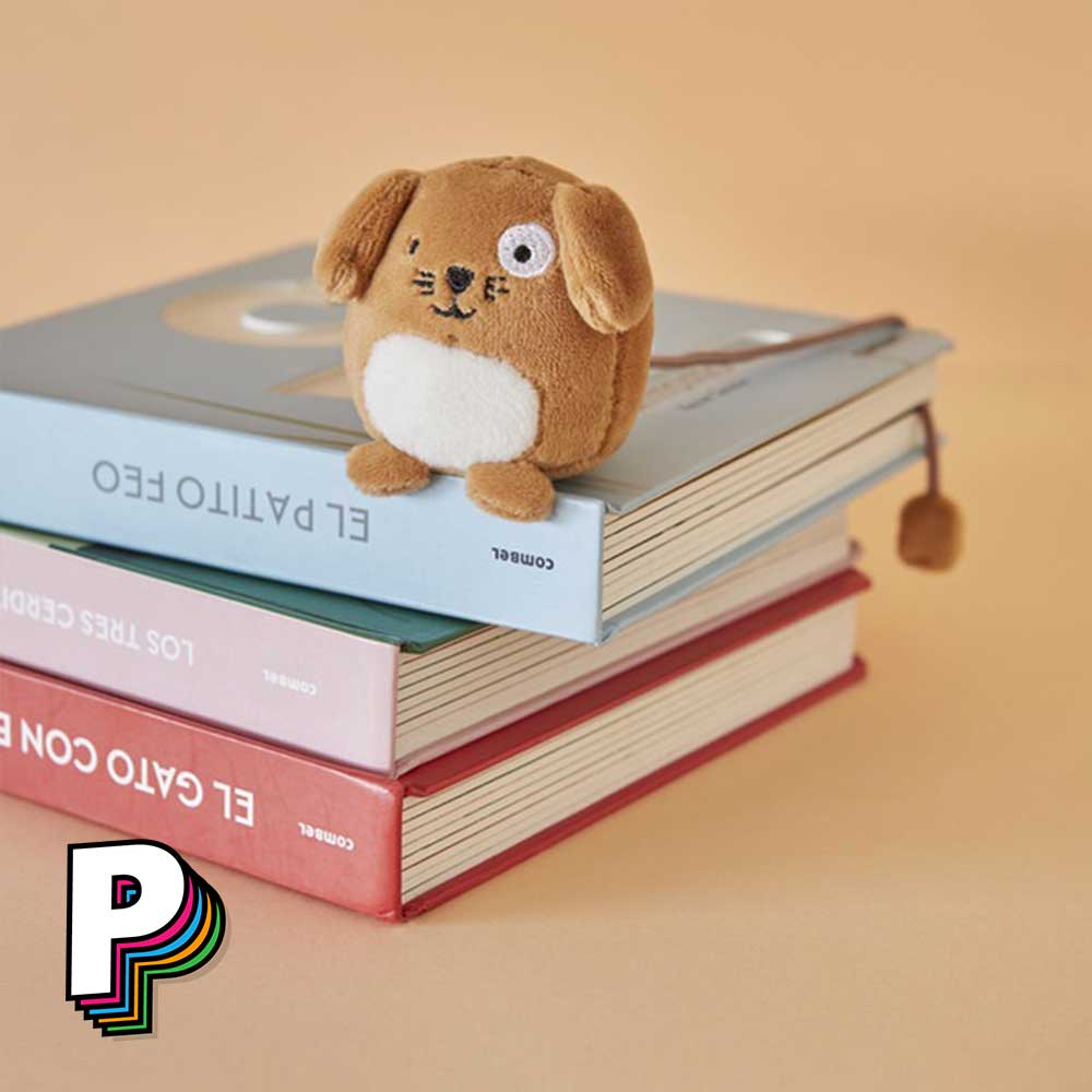 Marque-page peluche chien marron Fluffy woof sur des livres