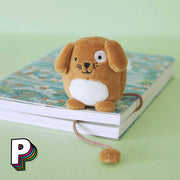 Marque-page peluche chien marron Fluffy woof sur un livre