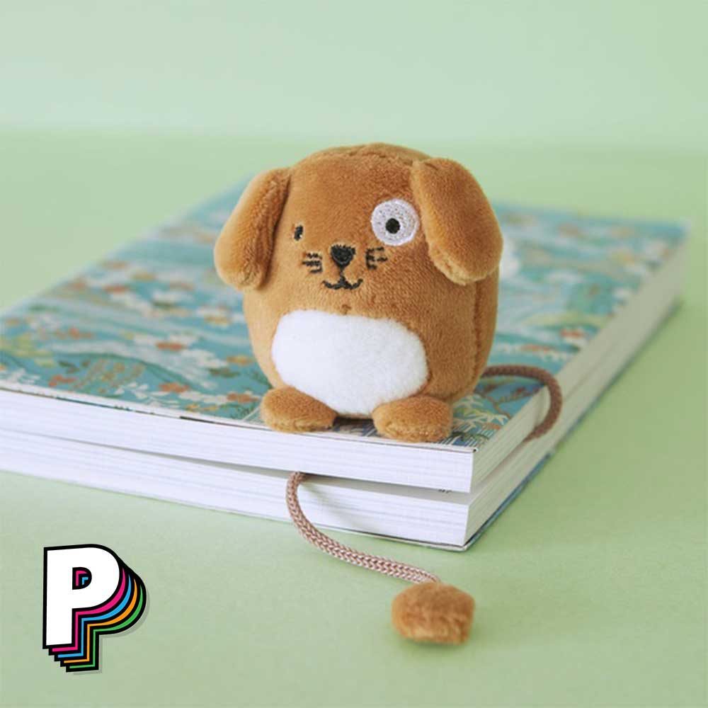 Marque-page peluche chien marron Fluffy woof sur un livre