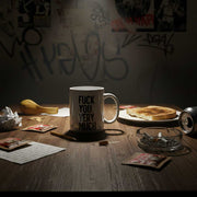 Mug "Fuck You Very Much" blanc brillant table dans un état. 