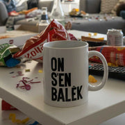 Mug "On s'en balèk" blanc brillant table lendemain de soirée