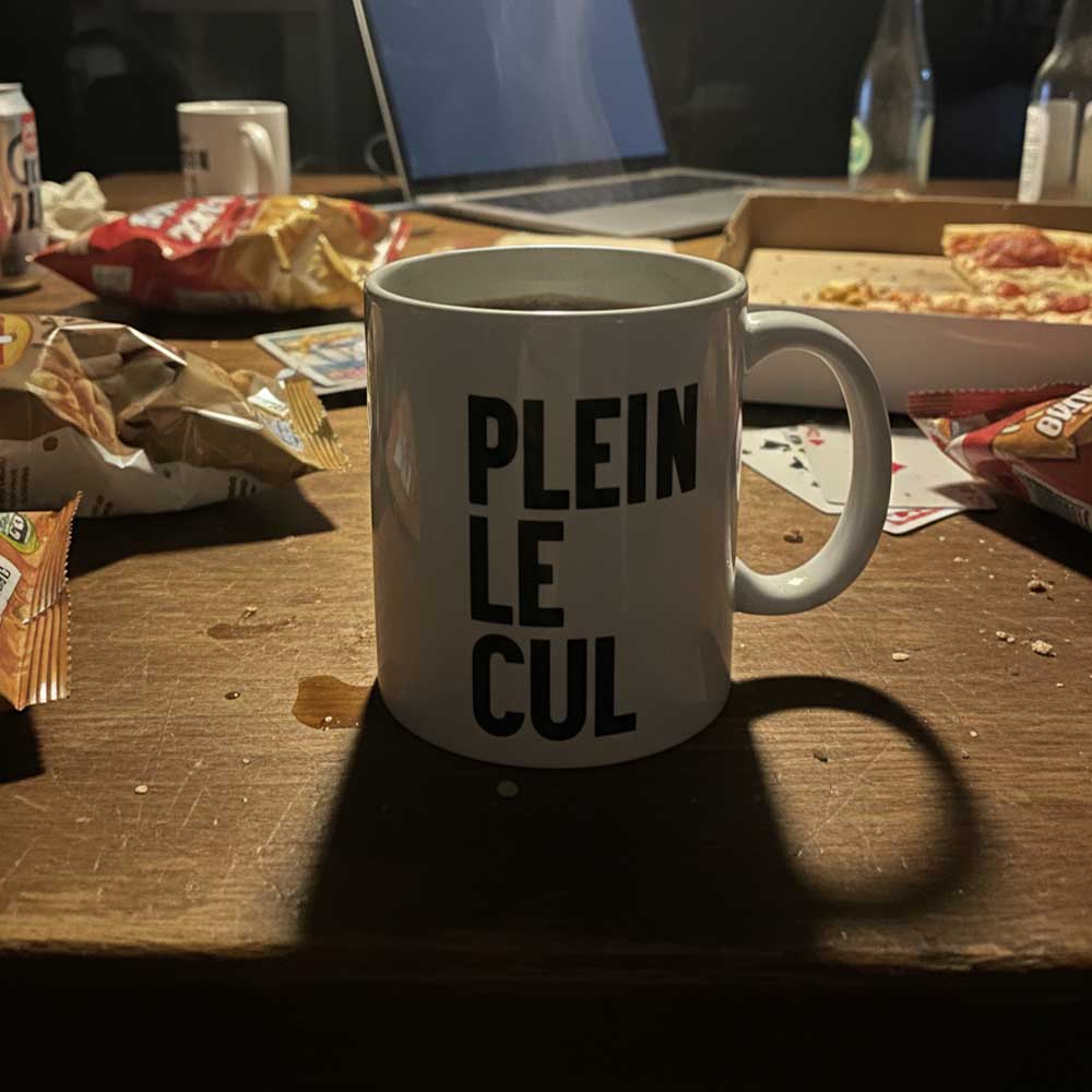 Mug "Plein le Cul" blanc brillant soirée difficile avec table dans un sacré état.