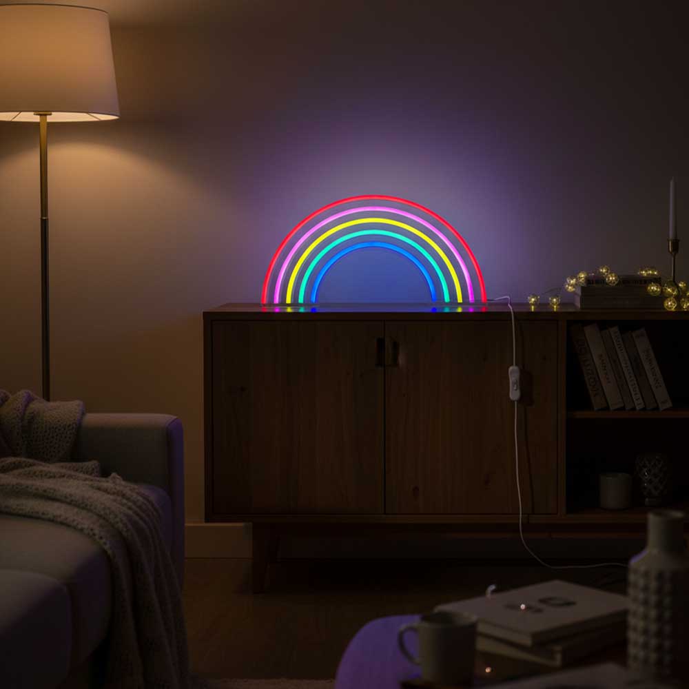 Néon Arc-en-ciel mural Pasteq posé sur meuble salon avec interrupteur.