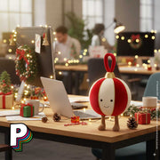 Peluche Boule de Noël Amuseables de Jellycat dans un bureau open space décoré pour Noel