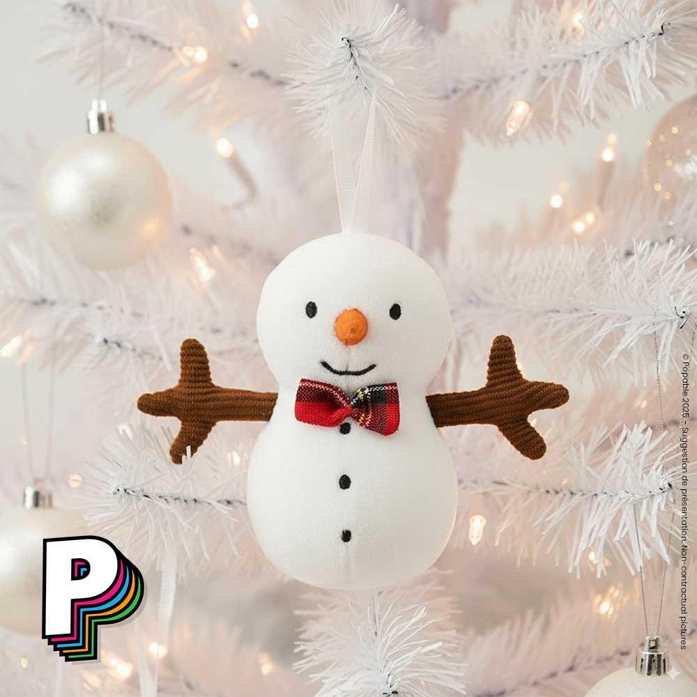 Peluche à suspendre Bonhomme de Neige Festive Folly de Jellycat dans sapin blanc