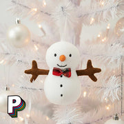 Peluche à suspendre Bonhomme de Neige Festive Folly de Jellycat dans sapin blanc