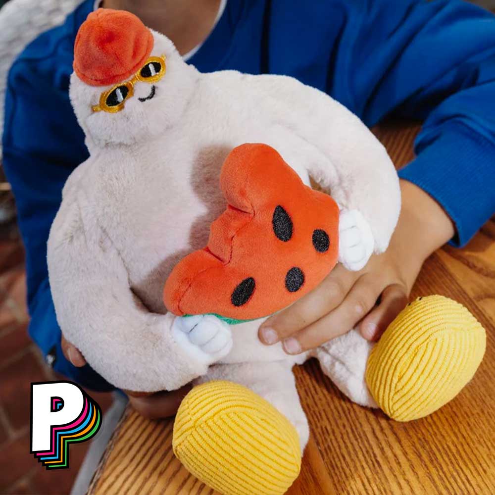 Peluche Yéti au soleil Frosty Yeti de Hello Hossy dans les mains d'un enfant