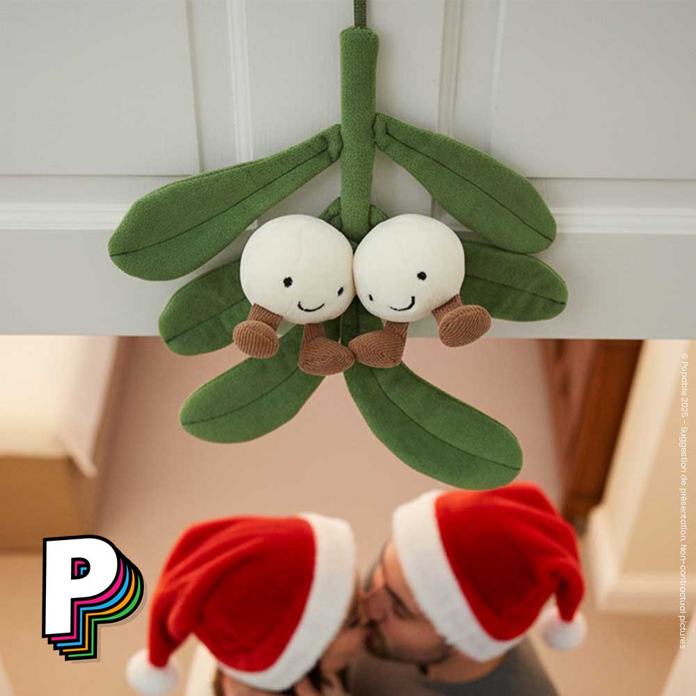 Peluche Branche de Gui Amuseables de Jellycat avec deux personnes qui s'embrassent.